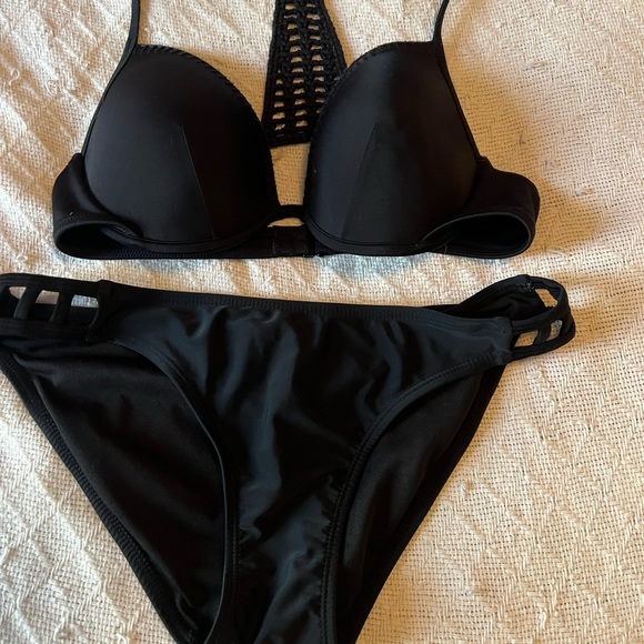 Bikini - Picture 2 of 4